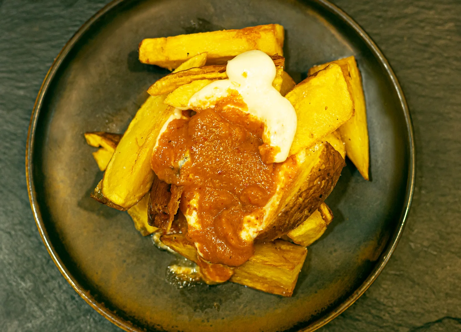 Patatas bravas con salsa brava y alioli