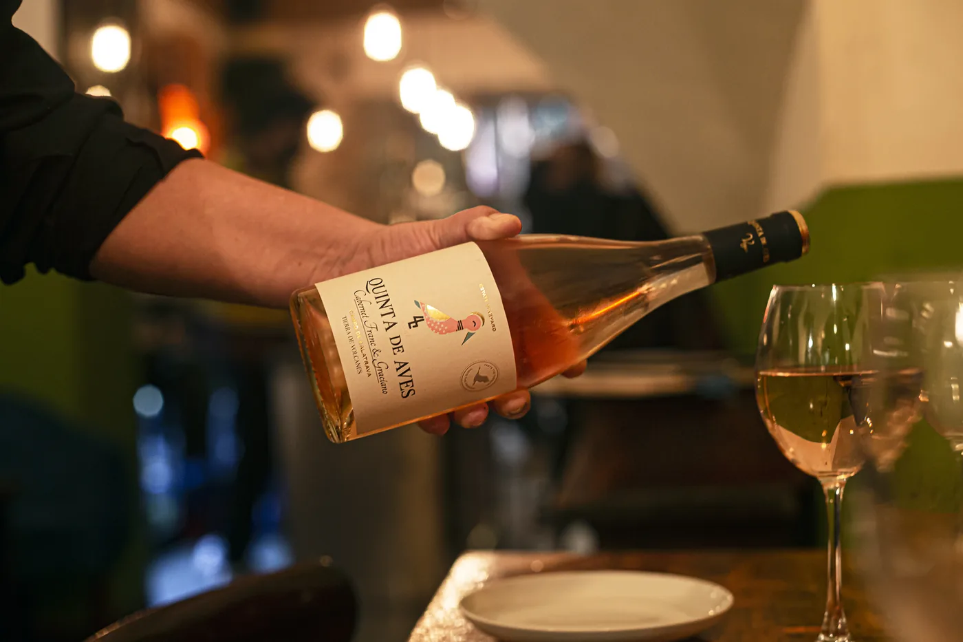 Sirviendo una copa de vino rosado